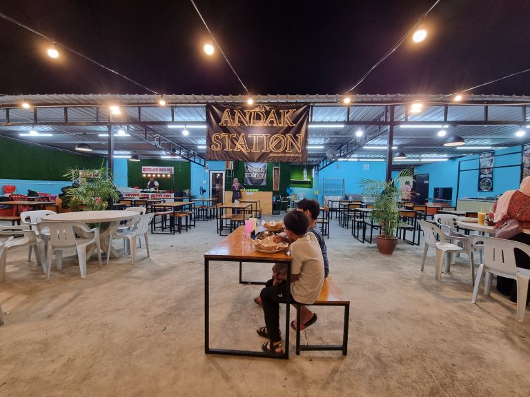 Makan-makan di Andak Station