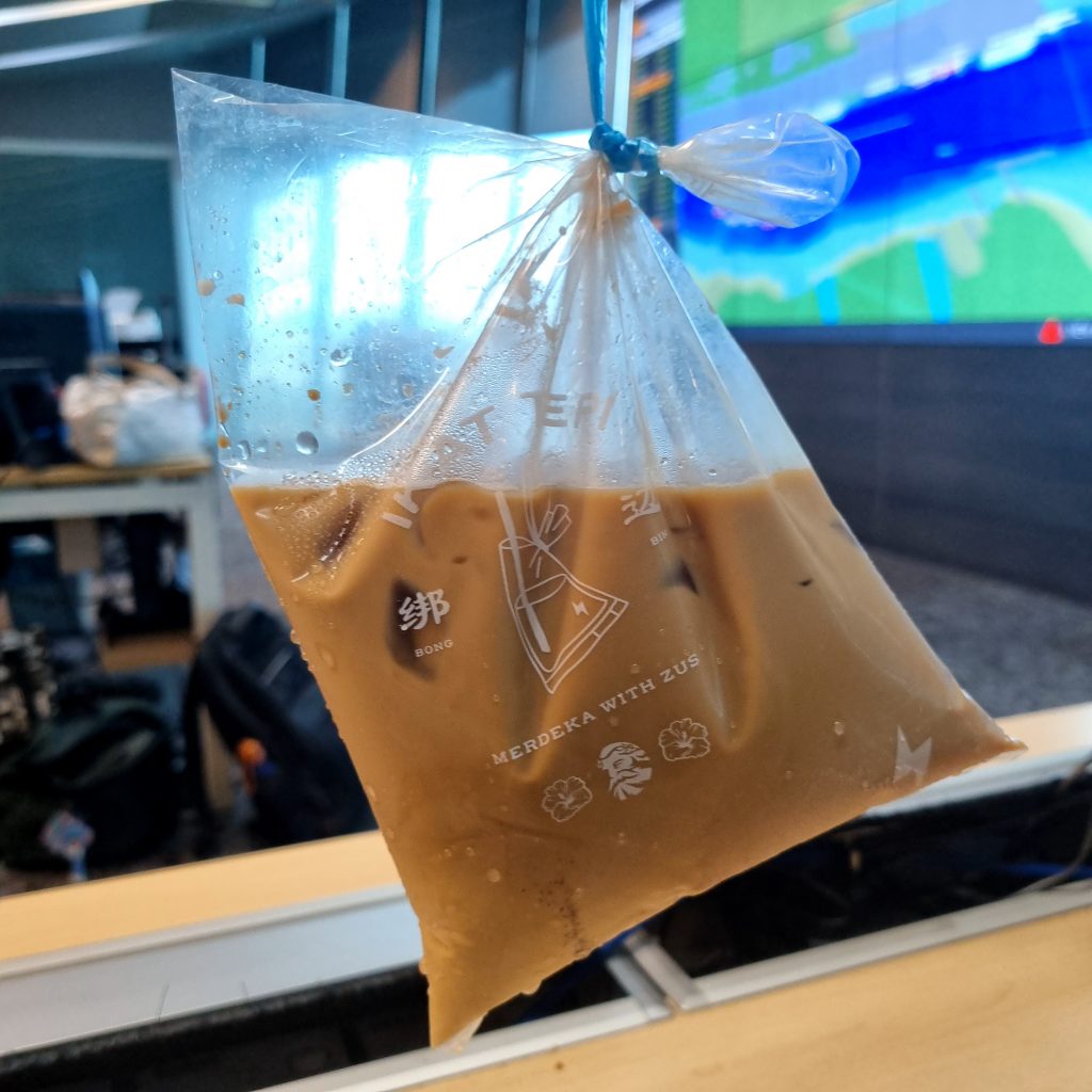 Ikat Tepi Iced Spanish Lattè ZUS Coffee