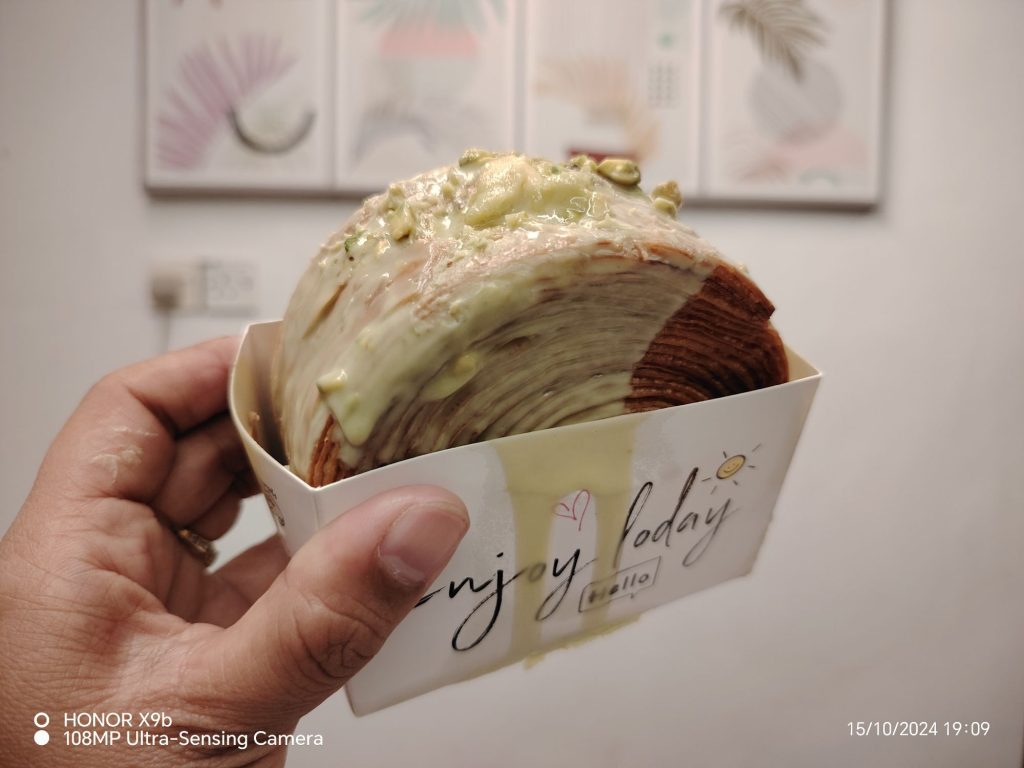Wordless Wednesday - Cromboloni Pistachio Maneh by Momo
